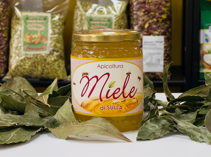 Il miele di sulla  è  ricco di vitamine (A, B, C), minerali, antiossidanti e ha proprietà antibatteriche e antinfiammatorie